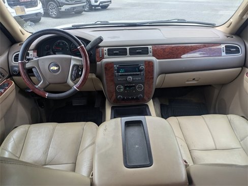 Used 2014 Chevrolet Suburban LT image 16
