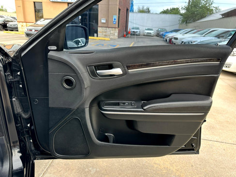 Used 2018 Chrysler 300 Limited image 15