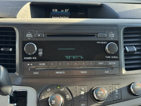 Used 2011 Toyota Sienna LE image 2