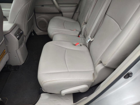 Used 2013 Toyota Highlander SE image 23