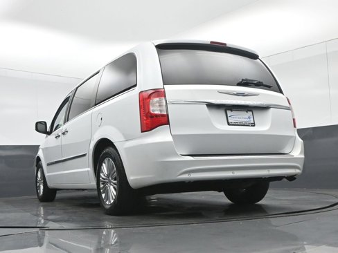 Used 2015 Chrysler Town & Country Touring-L w/ Driver Convenience Group image 71