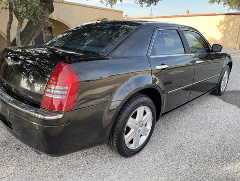Used 2005 Chrysler 300 C w/ Protection Group II image 7