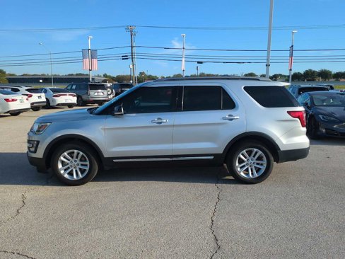 Used 2017 Ford Explorer XLT w/ Equipment Group 202A image 5
