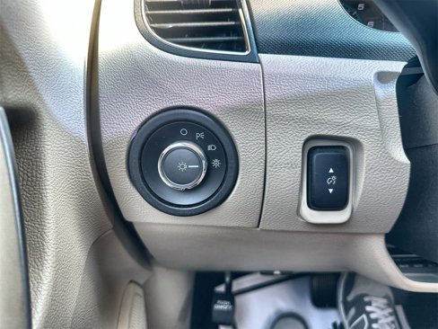 Used 2017 Ford Taurus SE image 16