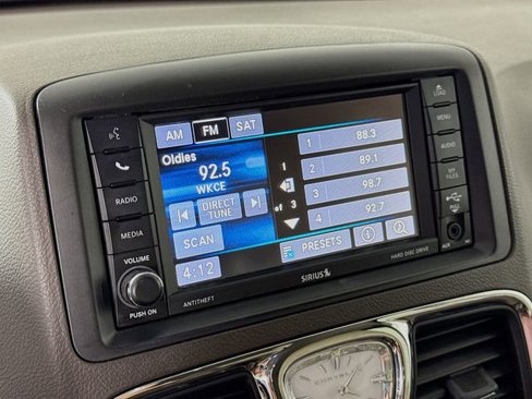 Used 2016 Chrysler Town & Country Touring image 17
