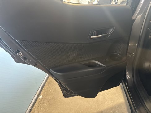 Used 2022 Toyota C-HR XLE image 24