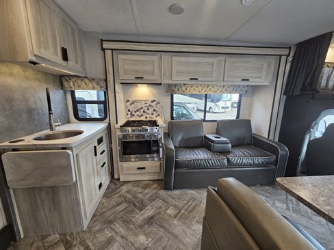 Used 2022 Ford E-450 and Econoline 450 Super Duty w/ Motorhome Prep Package image 10