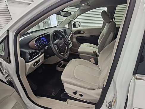 Used 2017 Chrysler Pacifica LX image 11
