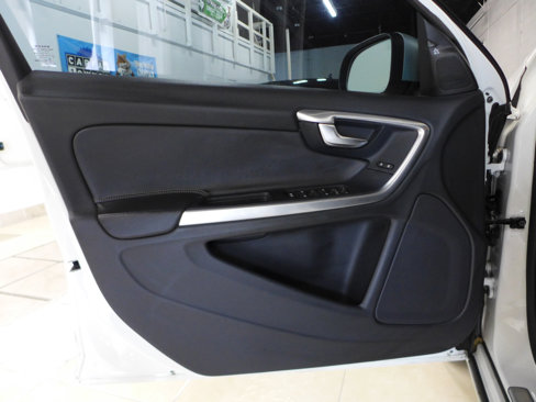 Used 2017 Volvo V60 T6 R-Design Platinum image 64