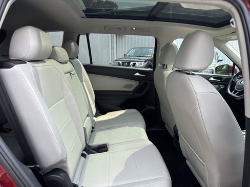 Used 2018 Volkswagen Tiguan SEL w/ 3rd Row Seat Package image 31
