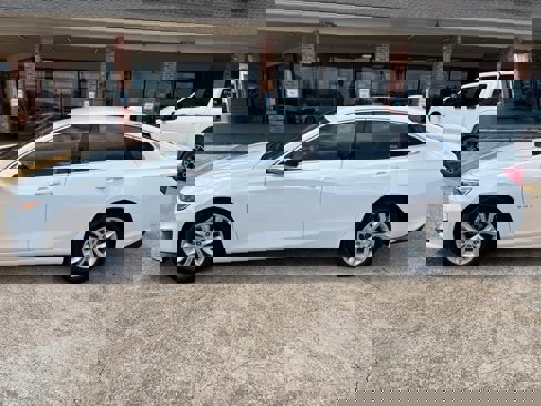 Used 2024 Chevrolet Malibu LT image 2