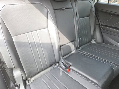 Used 2022 Volkswagen Tiguan SE image 30