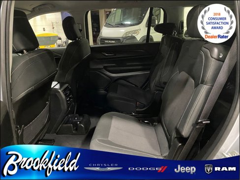 Used 2023 Jeep Grand Cherokee L Laredo image 18