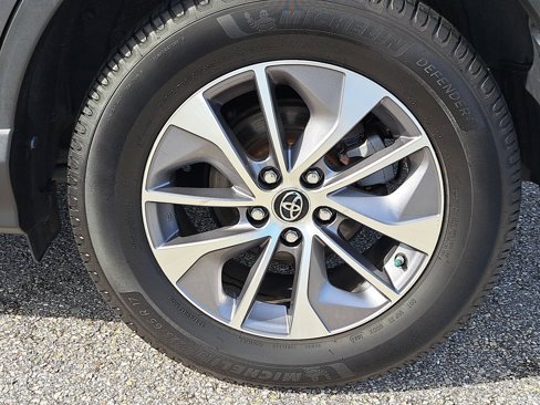 Used 2018 Toyota RAV4 XLE image 5
