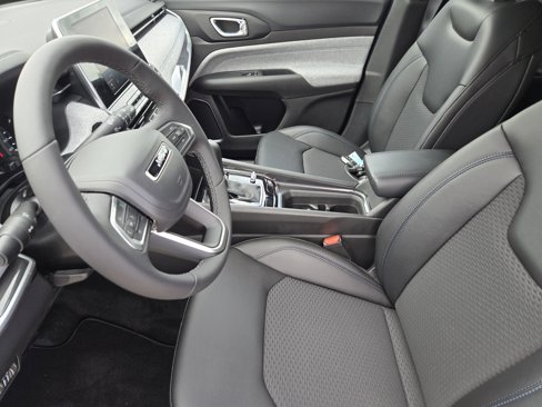 New 2025 Jeep Compass Latitude image 12