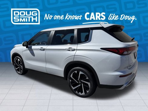 Used 2024 Mitsubishi Outlander SE image 2