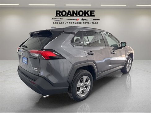 Used 2022 Toyota RAV4 XLE image 8