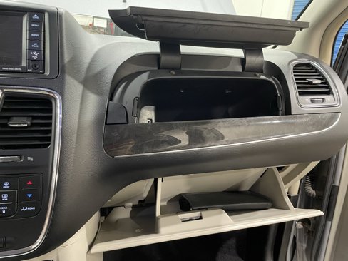 Used 2013 Chrysler Town & Country Touring-L w/ Driver Convenience Group image 21