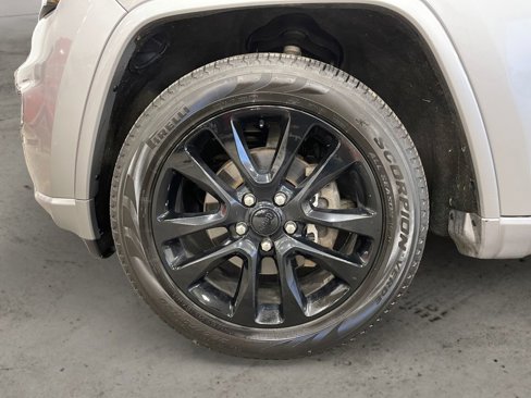 Used 2017 Jeep Grand Cherokee Altitude image 14