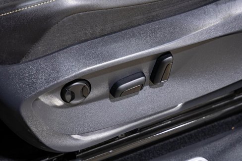 Used 2022 Volkswagen Tiguan SE R-Line image 23