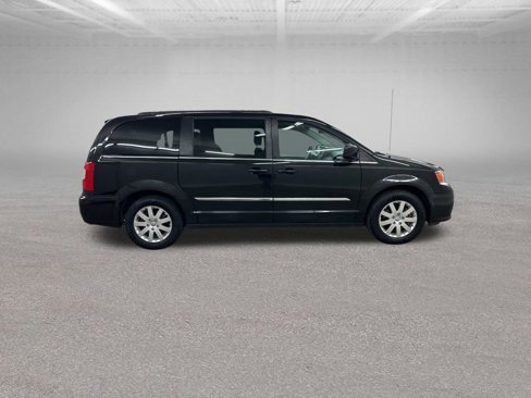 Used 2016 Chrysler Town & Country Touring image 14