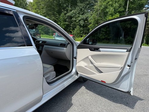 Used 2013 Volkswagen Passat TDI SE image 42