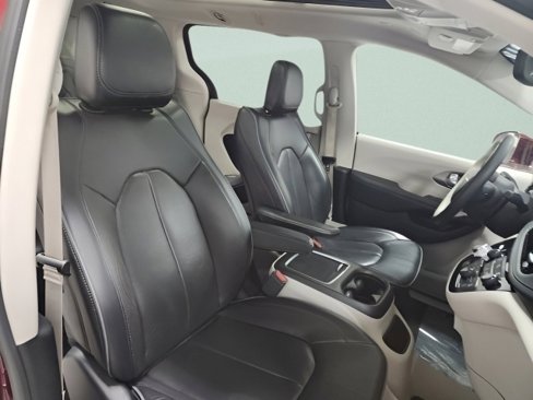 Used 2018 Chrysler Pacifica Limited image 18