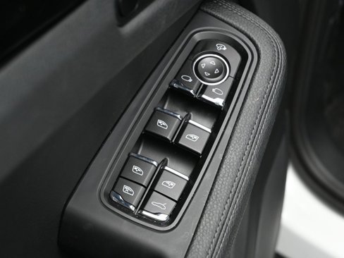 Used 2025 Porsche Macan image 9