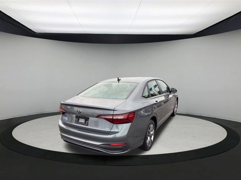 Used 2024 Volkswagen Jetta SE image 8