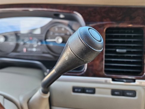 Used 2008 Lincoln Town Car Signature Limited image 33