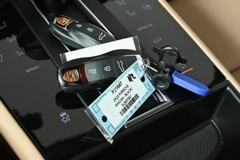 Certified 2025 Porsche Macan image 14