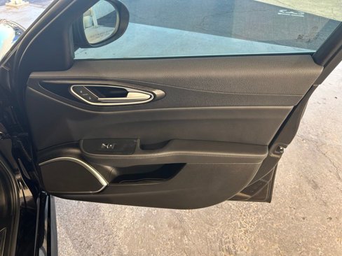 Used 2018 Alfa Romeo Giulia image 12