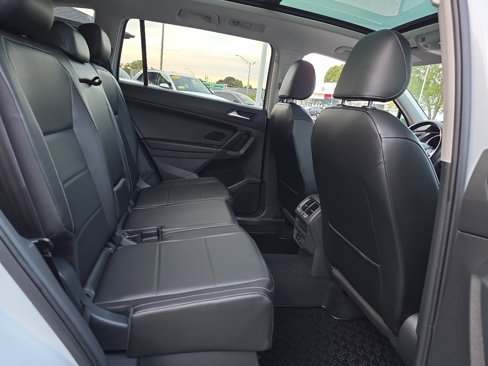 Used 2018 Volkswagen Tiguan SEL image 42