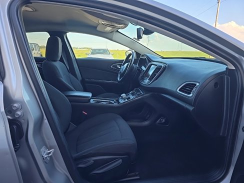 Used 2015 Chrysler 200 Limited w/ Convenience Group image 23