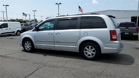 Used 2010 Chrysler Town & Country Touring image 6