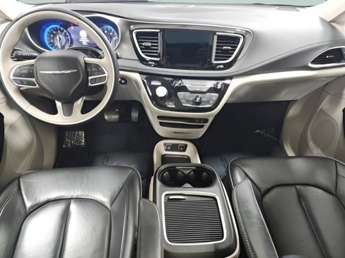 Used 2018 Chrysler Pacifica Limited image 2