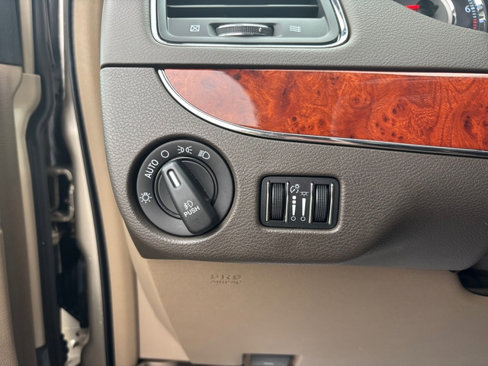 Used 2015 Chrysler Town & Country Touring-L image 15