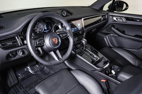 Certified 2025 Porsche Macan image 4