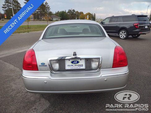Used 2004 Lincoln Town Car Signature image 4