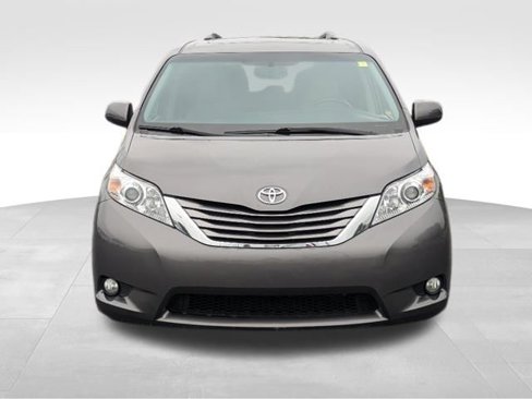 Used 2016 Toyota Sienna XLE image 2