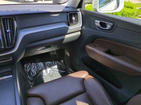 Used 2019 Volvo XC60 T5 Momentum w/ Premium Package image 15