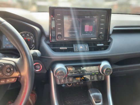 Used 2021 Toyota RAV4 XLE Premium image 10