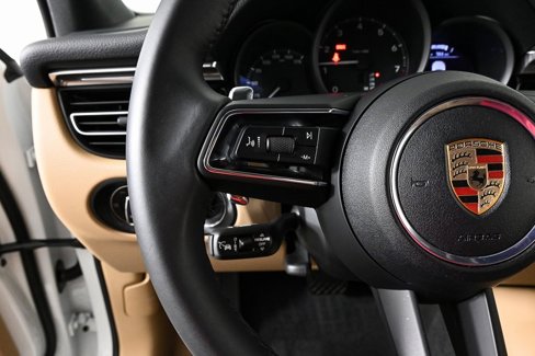 Certified 2025 Porsche Macan image 10