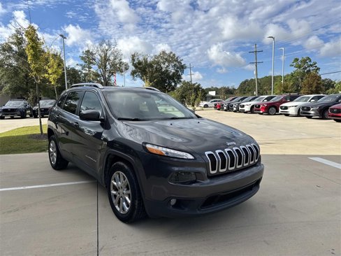Used 2018 Jeep Cherokee Latitude Plus w/ Comfort/Convenience Group image 3