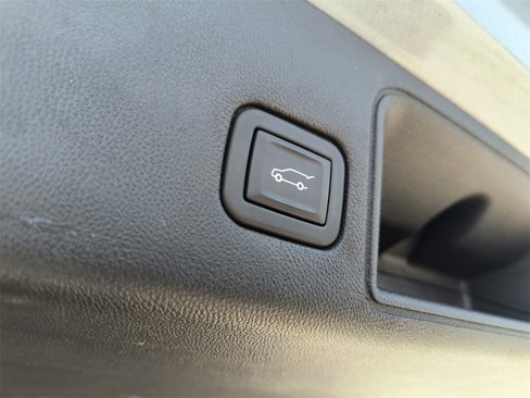 Used 2023 GMC Terrain SLT image 9