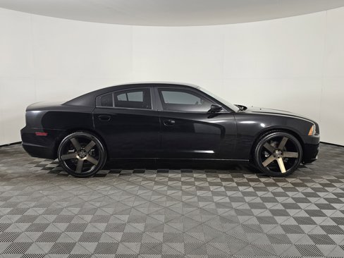 Used 2013 Dodge Charger SE image 2
