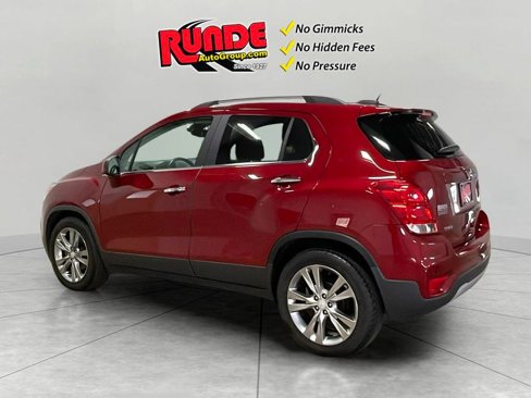 Used 2020 Chevrolet Trax LT w/ Sun & Sound Package image 3