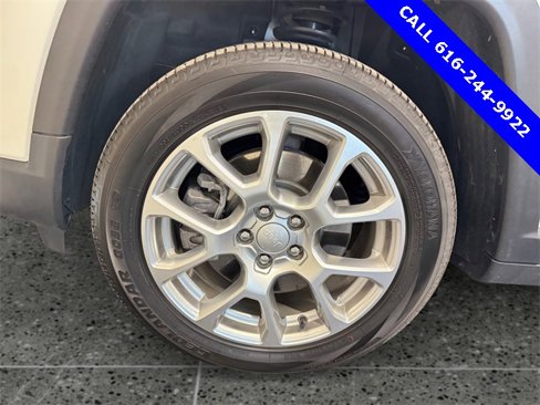Used 2024 Jeep Compass Latitude image 11