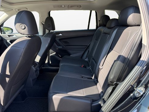 Used 2020 Volkswagen Tiguan SE w/ Panoramic Sunroof Package image 14
