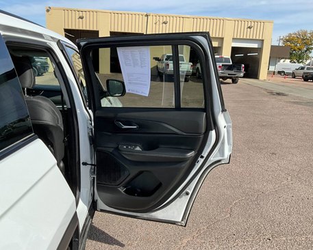 Used 2023 Jeep Grand Cherokee Laredo image 17